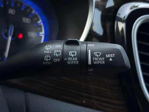 Used 2023 Chrysler Pacifica Limited FWD image 28