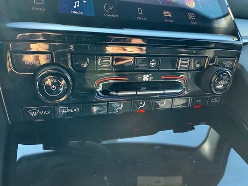 Used 2024 Jeep Grand Cherokee Limited image 17