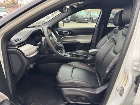 Used 2025 Jeep Compass Limited image 27