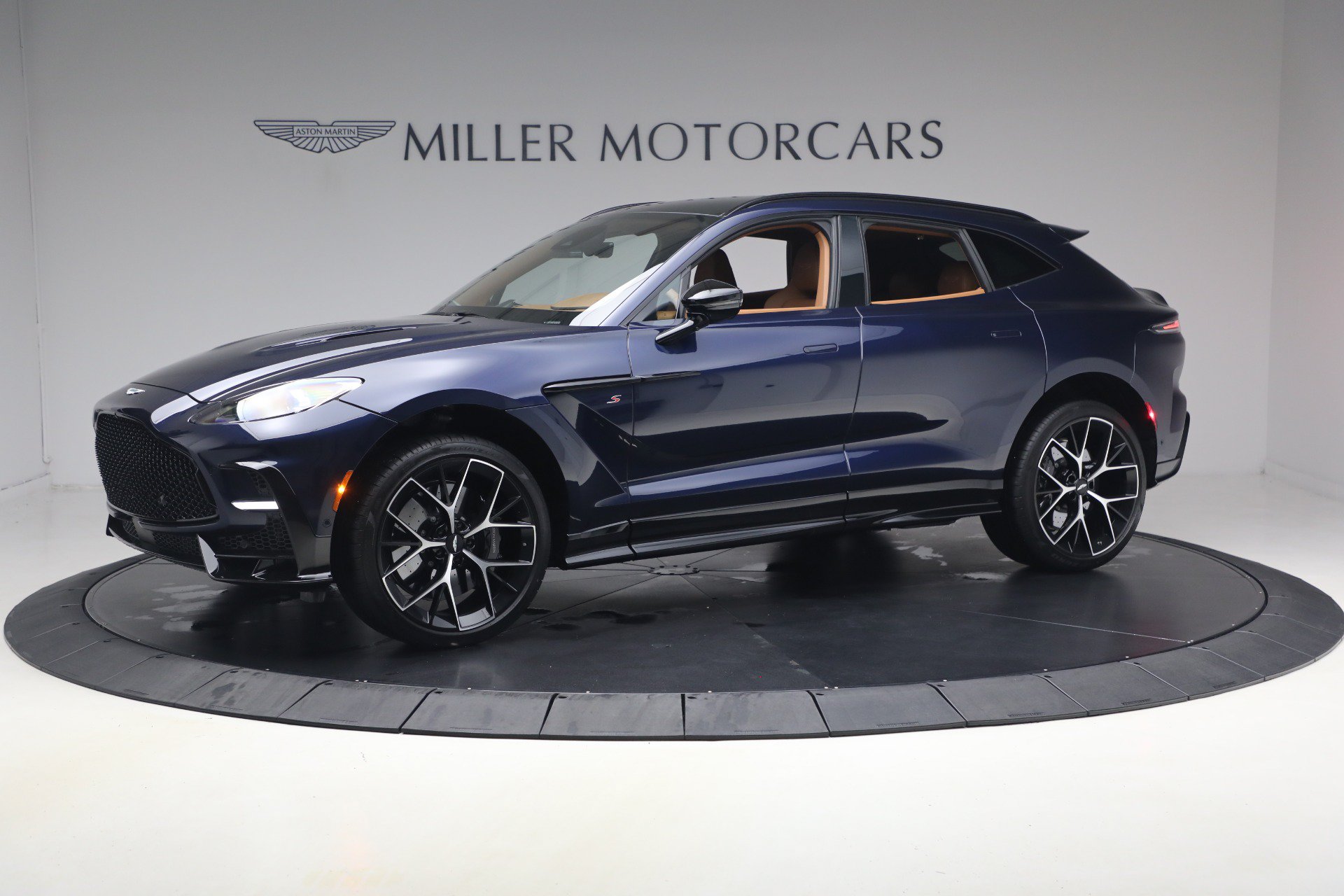 Used 2026 Aston Martin DBX S AWD/4WD image 2