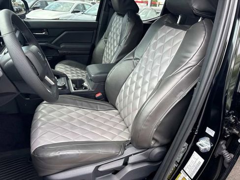 Used 2025 Toyota Tacoma TRD Sport AWD/4WD image 29