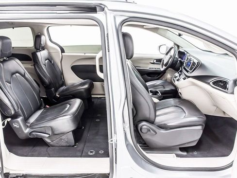 Used 2020 Chrysler Pacifica Touring-L image 31