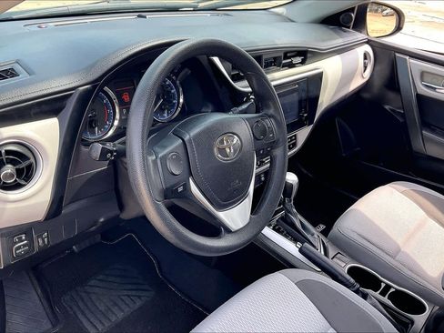 Used 2018 Toyota Corolla LE FWD image 35
