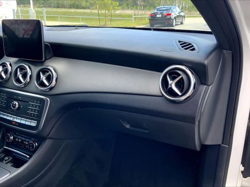 Used 2019 Mercedes-Benz GLA 250 4MATIC image 17