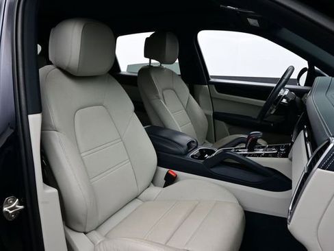 Certified 2022 Porsche Cayenne Platinum Edition AWD/4WD image 17