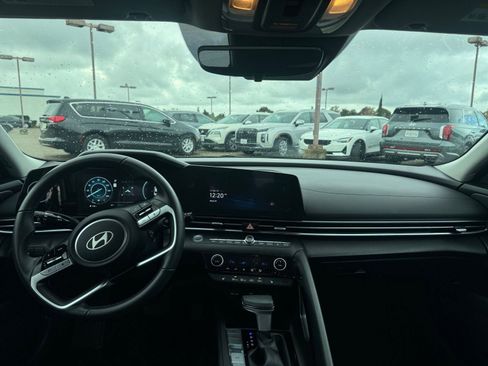 Used 2025 Hyundai Elantra SEL image 33