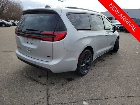 Used 2023 Chrysler Pacifica Touring-L w/ S Appearance Package image 3