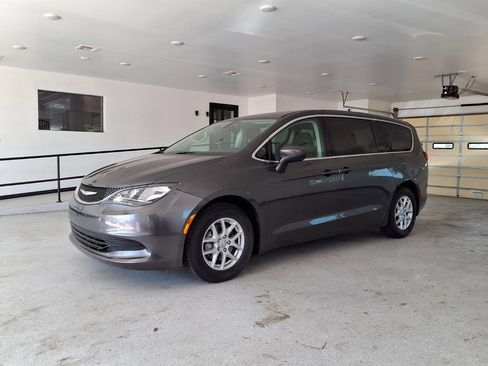 Used 2017 Chrysler Pacifica Touring FWD image 2