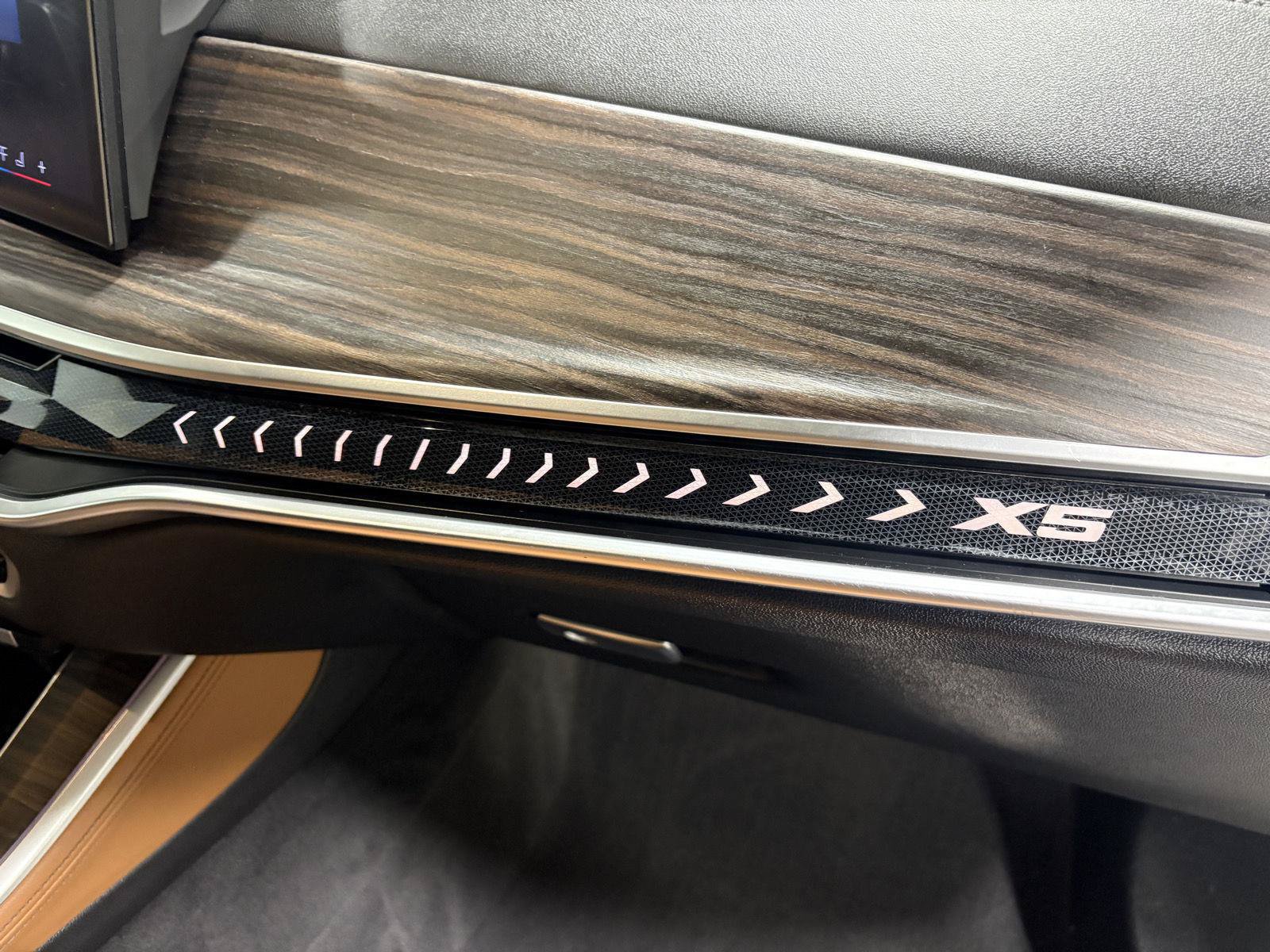 Used 2024 BMW X5 xDrive40i w/ M Sport Package AWD/4WD image 9