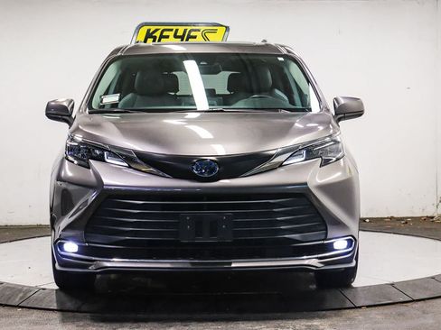 Used 2024 Toyota Sienna XLE w/ XLE Plus Package AWD/4WD image 2