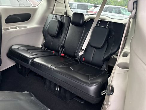 Used 2024 Chrysler Pacifica Touring-L FWD image 20