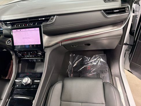 Used 2025 Jeep Grand Cherokee Overland w/ Luxury Tech Group IV AWD/4WD image 18