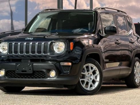Used 2019 Jeep Renegade Latitude w/ UConnect 8.4 Nav Group image 3