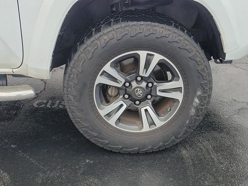 Used 2016 Toyota Tacoma TRD Sport w/ Towing Package image 5