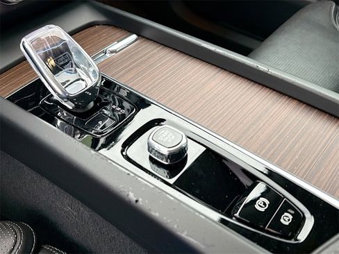 Used 2023 Volvo XC60 B5 Ultimate w/ Protection Package Premier image 17