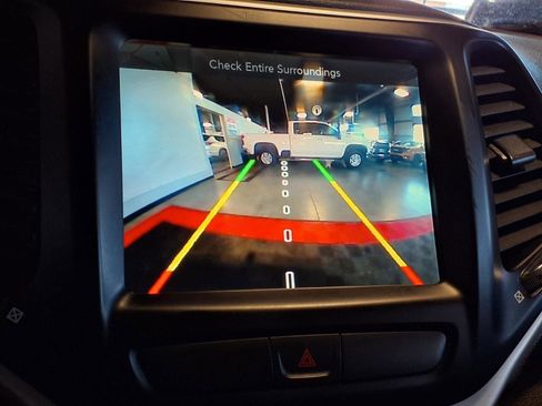 Used 2017 Jeep Cherokee Trailhawk w/ Cold Weather Group image 20