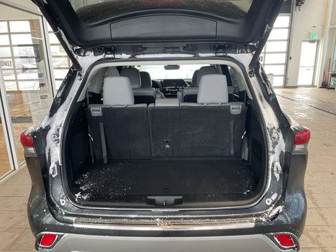 Used 2023 Toyota Highlander Platinum image 6
