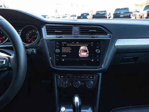 Used 2021 Volkswagen Tiguan SE w/ Panoramic Sunroof Package image 27