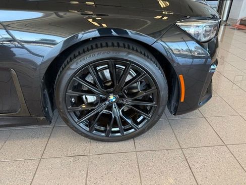 Used 2022 BMW 740i w/ M Sport Package image 11