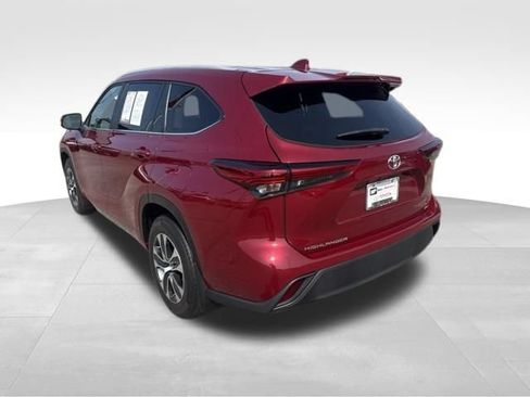Used 2023 Toyota Highlander XLE FWD image 3