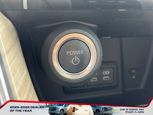 Used 2023 Toyota Venza Limited image 32