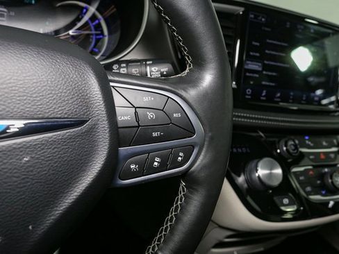 Used 2021 Chrysler Pacifica Touring-L image 35