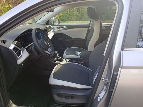 New 2026 Volkswagen Taos SE FWD image 9