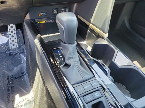 Used 2025 Toyota Camry XSE FWD image 31
