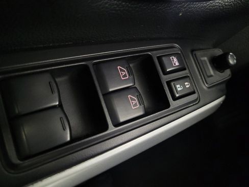 Used 2018 Nissan Titan SV image 27