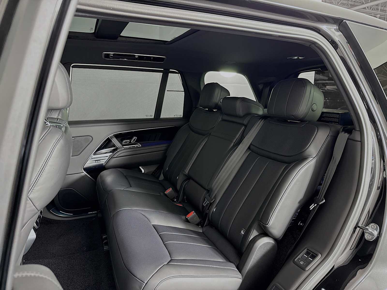 New 2026 Land Rover Range Rover Long Wheelbase SE AWD/4WD image 22