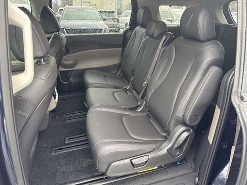 New 2026 Kia Carnival EX FWD image 13