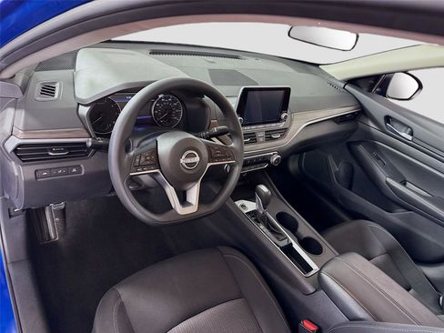Used 2025 Nissan Altima 2.5 SV FWD image 3