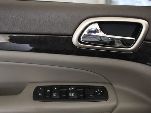 Used 2012 Jeep Grand Cherokee Laredo AWD/4WD image 13