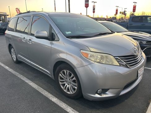 Used 2013 Toyota Sienna XLE w/ Premium Pkg image 2
