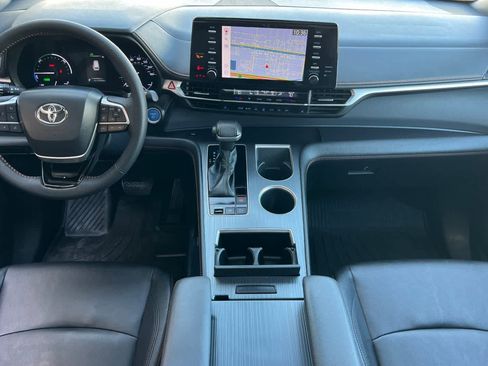 Used 2023 Toyota Sienna XSE image 4