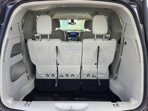 Used 2017 Chrysler Pacifica Touring FWD image 14