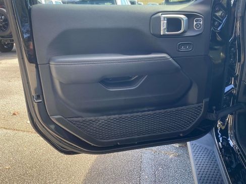 Used 2022 Jeep Wrangler Unlimited Sahara w/ Cold Weather Group image 17