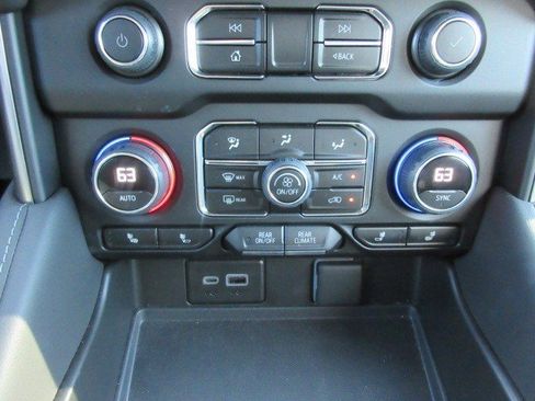 Used 2023 Chevrolet Tahoe Z71 w/ Luxury Package image 20