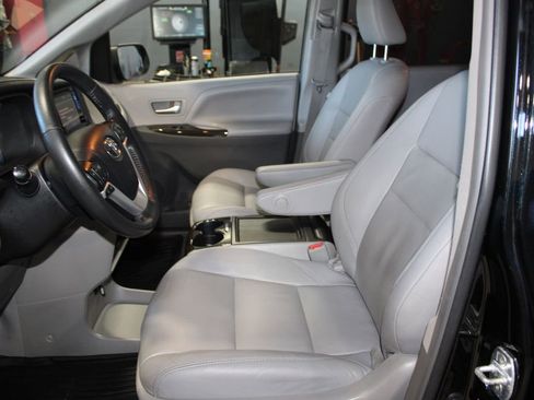 Used 2017 Toyota Sienna XLE Premium image 11