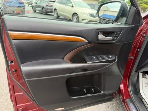 Used 2017 Toyota Highlander Limited AWD/4WD image 30