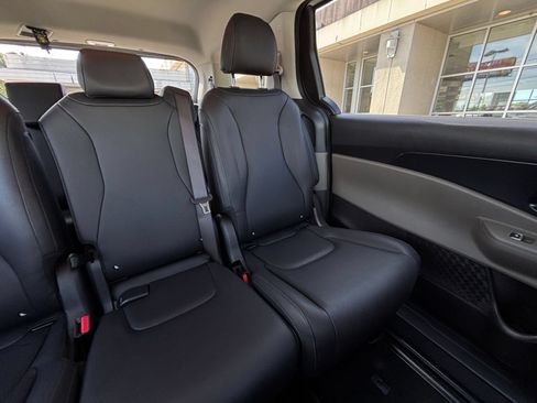 Used 2026 Kia Carnival FWD image 40