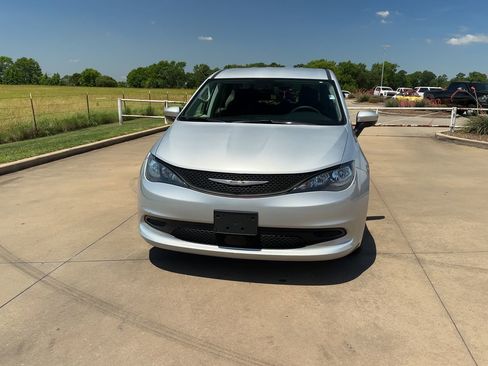 Used 2023 Chrysler Voyager LX image 3