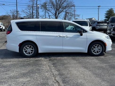 New 2026 Chrysler Pacifica Select image 2
