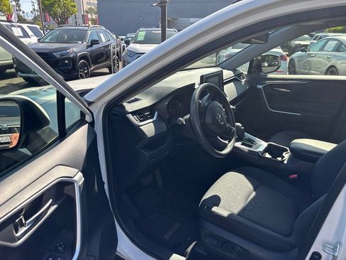 Used 2019 Toyota RAV4 XLE w/ Convenience Package FWD image 16