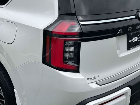 Used 2026 Nissan Armada SL w/ Captain's Chari Seat Package AWD/4WD image 9