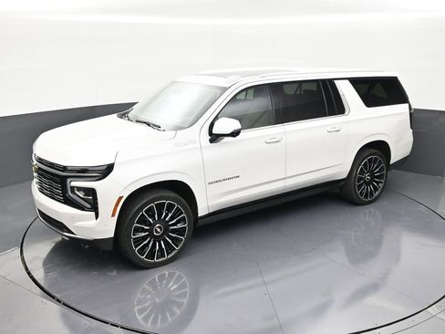 Used 2025 Chevrolet Suburban High Country AWD/4WD image 11