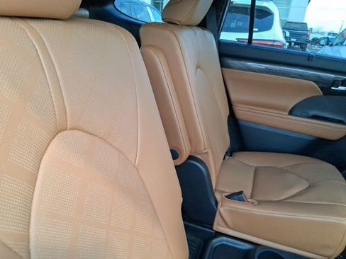 New 2026 Toyota Highlander Platinum AWD/4WD image 7