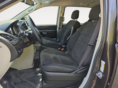 Used 2019 Dodge Grand Caravan SE FWD image 9