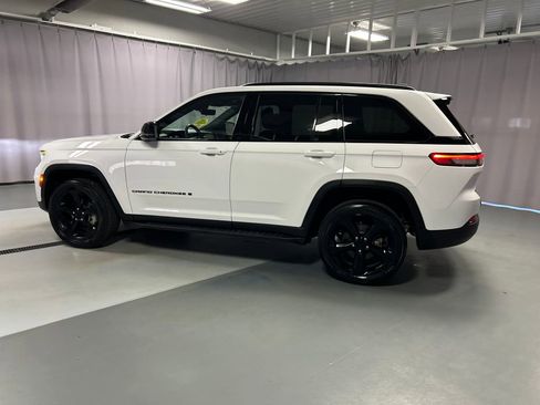 Used 2024 Jeep Grand Cherokee Limited w/ Luxury Tech Group II AWD/4WD image 4