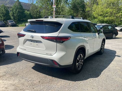 Used 2023 Toyota Highlander XLE AWD/4WD image 9